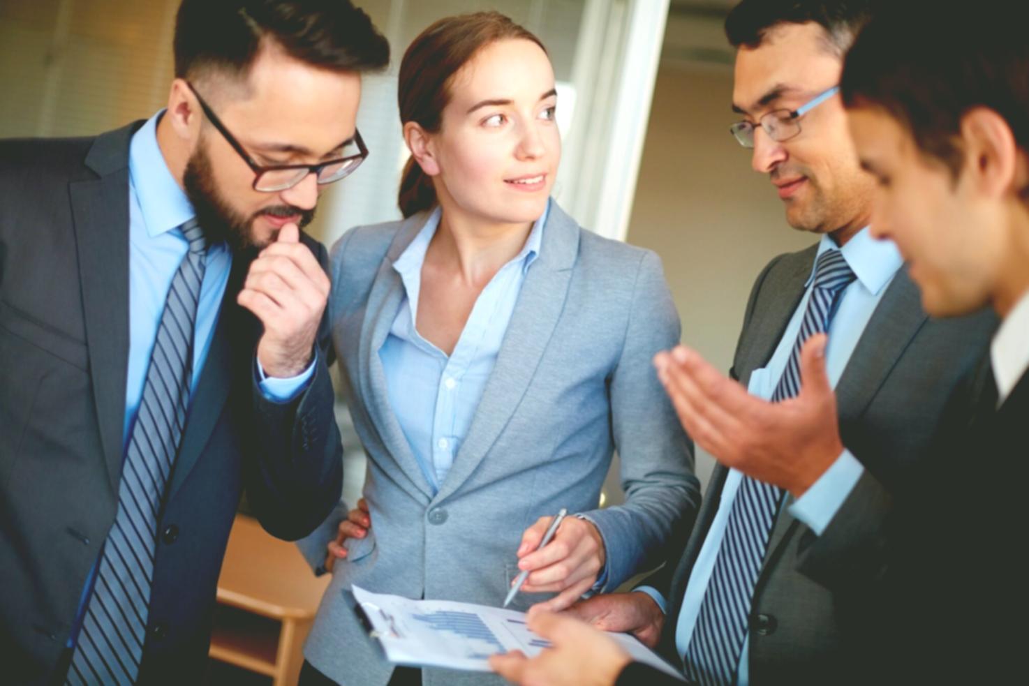 Consultation en stratégie fiscale avec documents financiers et calculatrice sur bureau professionnel